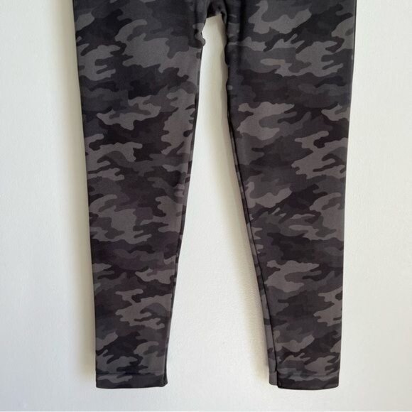 SPANX Cropped Look at Me Now Seamless Leggings in Sage Camo - M - Picture 4 of 9
